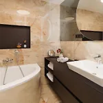 Luxury Sunny - Ac, Free Garage, Metro, Balcony, Ps5, 2nd Parking On Request Apartment *
