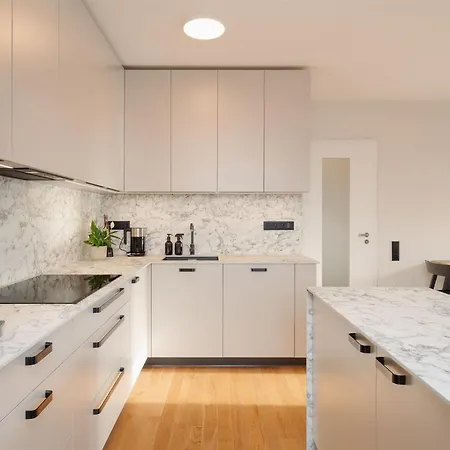 Luxury Sunny - Ac, Free Garage, Metro, Balcony, Ps5, 2nd Parking On Request Prag