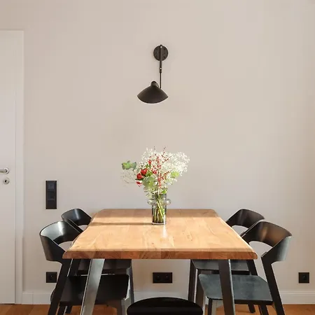 Luxury Sunny - Ac, Free Garage, Metro, Balcony, Ps5, 2nd Parking On Request * Prag