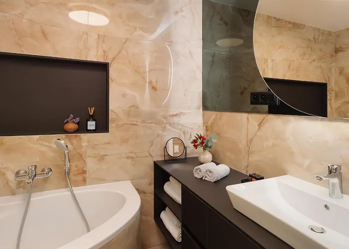 Luxury Sunny - Ac, Free Garage, Metro, Balcony, Ps5, 2nd Parking On Request Prague