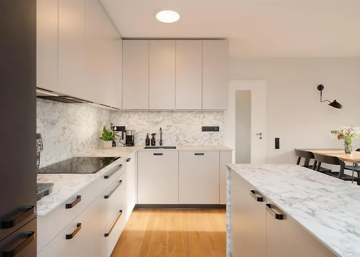 Luxury Sunny - Ac, Free Garage, Metro, Balcony, Ps5, 2nd Parking On Request Prag